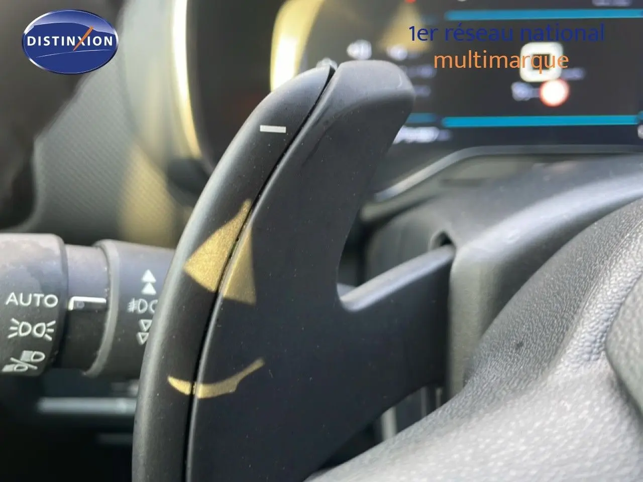 Gros plan sur la palette de changement de vitesse noire côté droit du volant du Citroën C5 Aircross Bleu Eclipse Metal 2023.