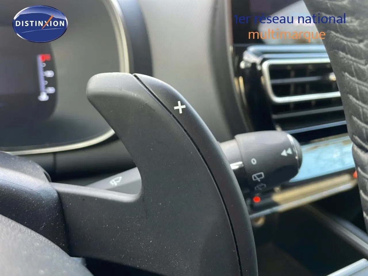 Gros plan sur la palette de changement de vitesse droite dans l’habitacle du Citroën C5 Aircross bleu Eclipse Metal 2023.