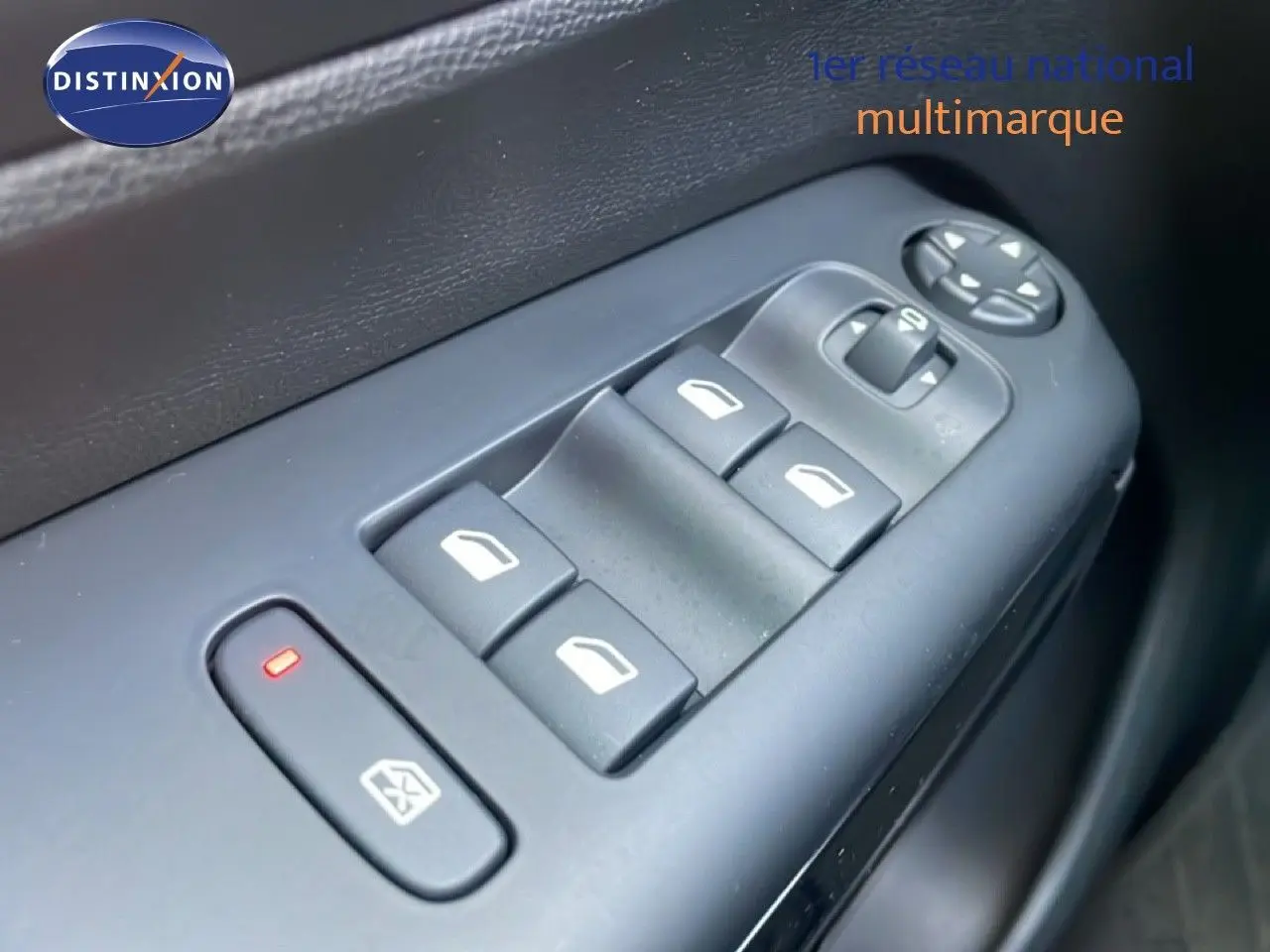 Gros plan sur les commandes des vitres électriques côté conducteur du Citroën C5 Aircross 2023 bleu Eclipse Metal.