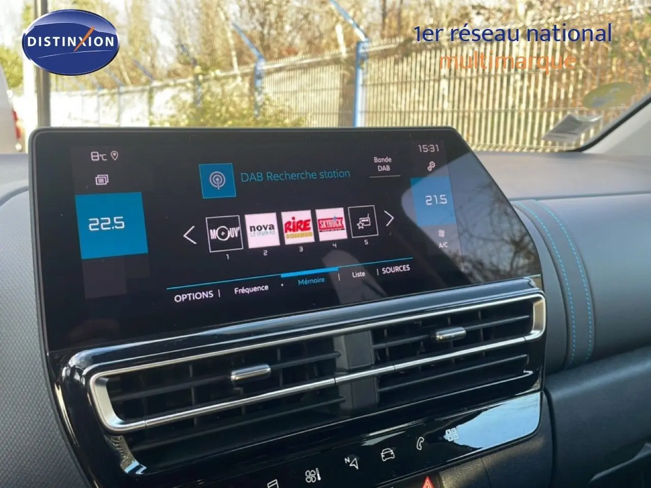 Vue rapprochée de l'écran tactile central du tableau de bord du Citroën C5 Aircross 2023, finition Feel Pack.