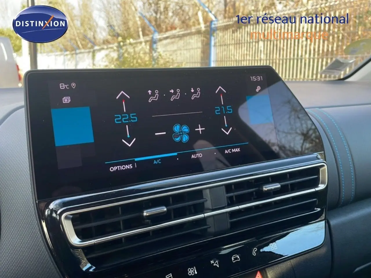 Écran tactile central du tableau de bord du Citroën C5 Aircross 2023, affichant la climatisation digitale.