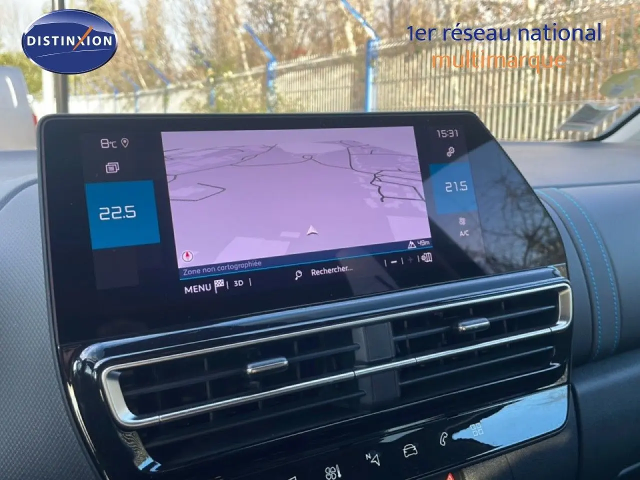 Vue rapprochée de l’écran tactile central et des aérateurs du tableau de bord intérieur du Citroën C5 Aircross bleu Eclipse 2023.