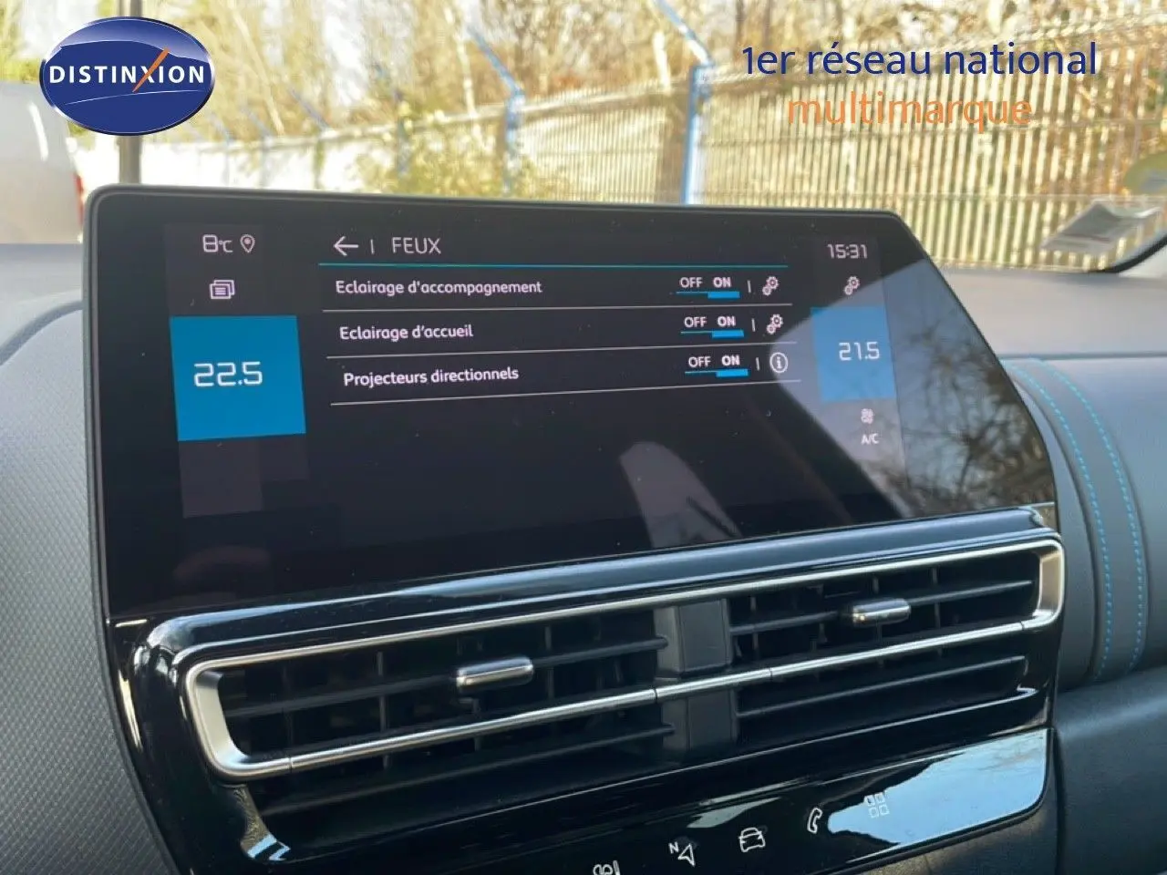 Vue intérieure du tableau de bord du Citroën C5 Aircross bleu Eclipse Metal, avec écran tactile affichant les réglages des feux.