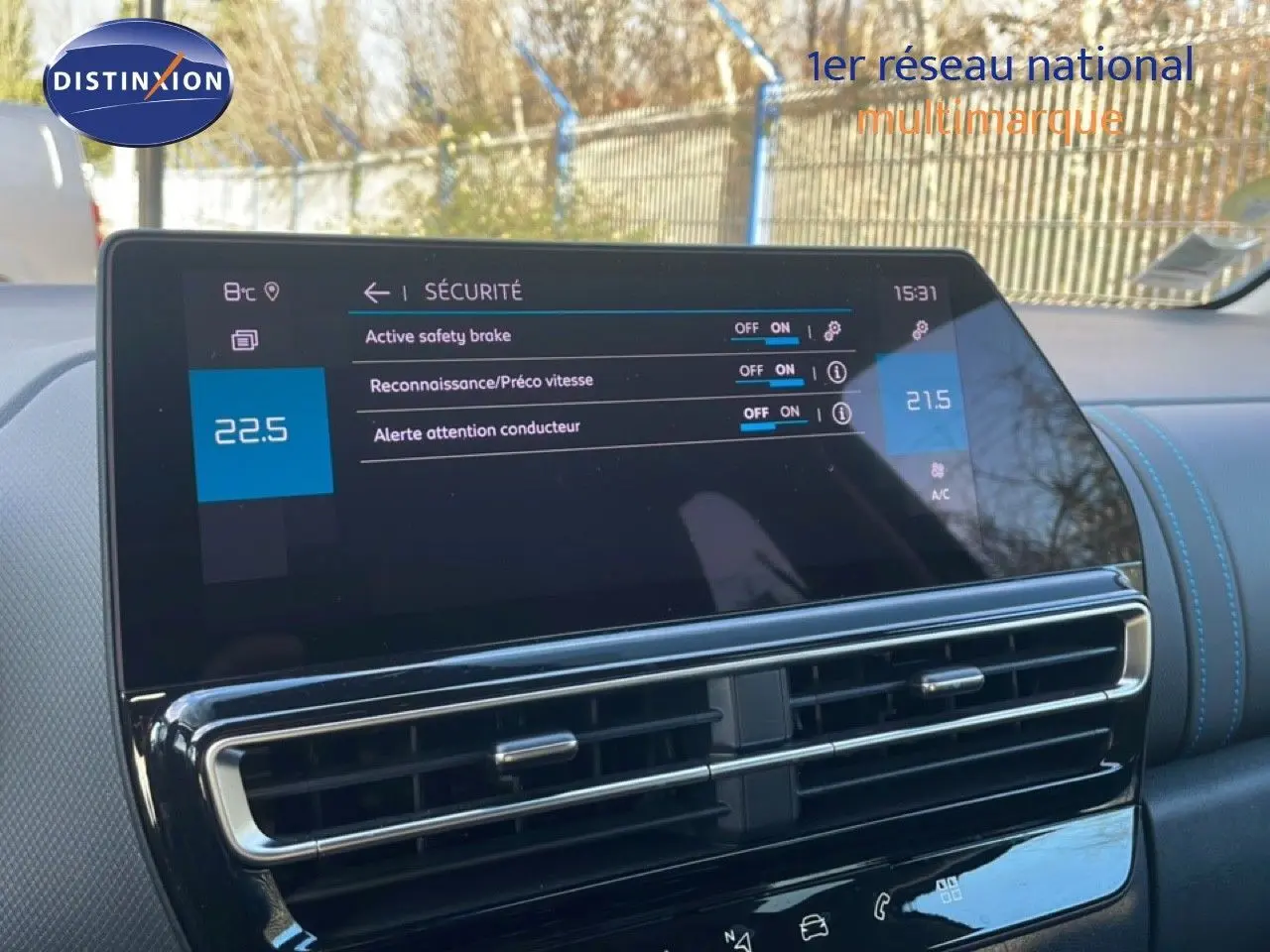 Vue rapprochée de l’écran tactile central du tableau de bord du Citroën C5 Aircross 2023, affichant les réglages de sécurité.