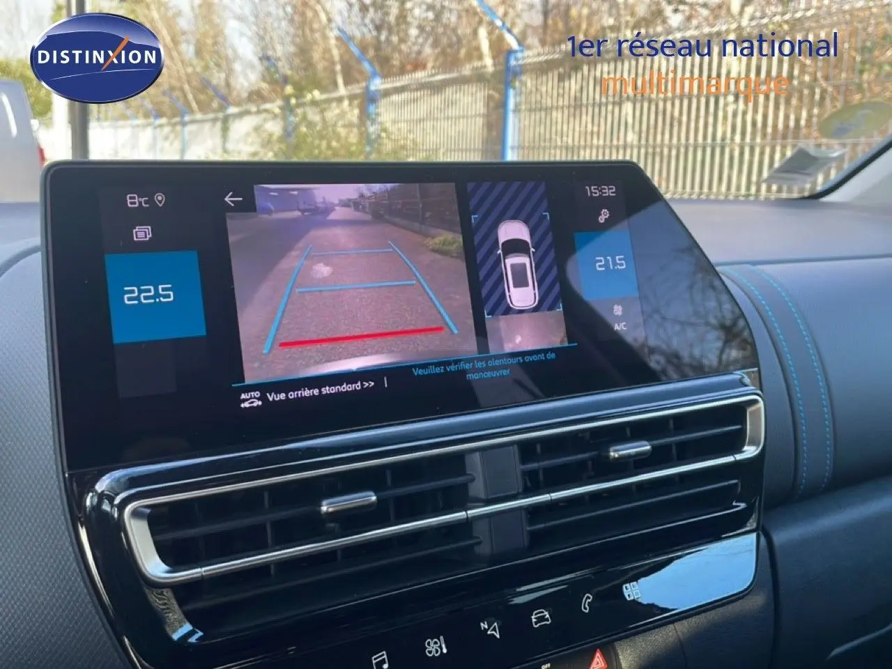 Écran tactile intérieur du Citroën C5 Aircross 2023 montrant la caméra de recul avec tableau de bord noir et surpiqûres bleues.
