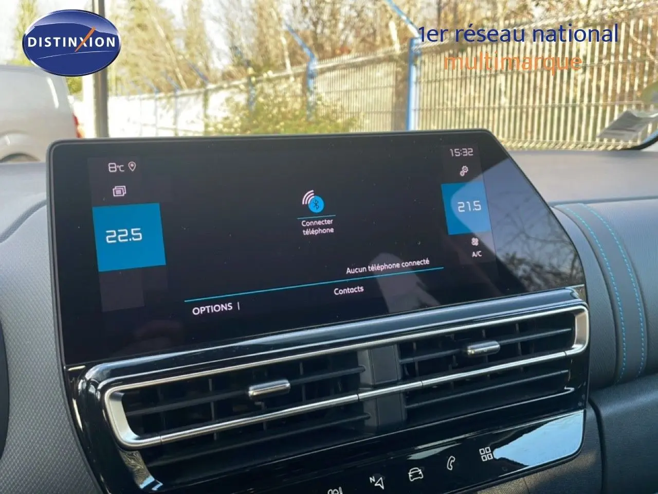 Écran tactile central du tableau de bord du Citroën C5 Aircross 2023, avec affichage de la climatisation et connectivité Bluetooth.