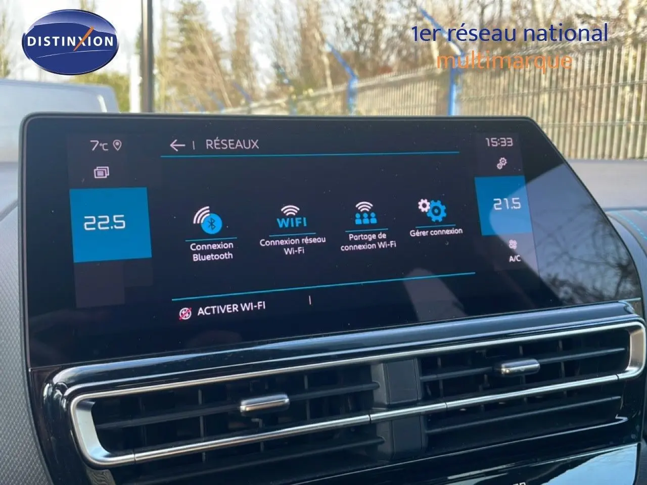 Vue rapprochée de l’écran tactile central du Citroën C5 Aircross 2023, affichant les options de connexion Wi-Fi et Bluetooth.