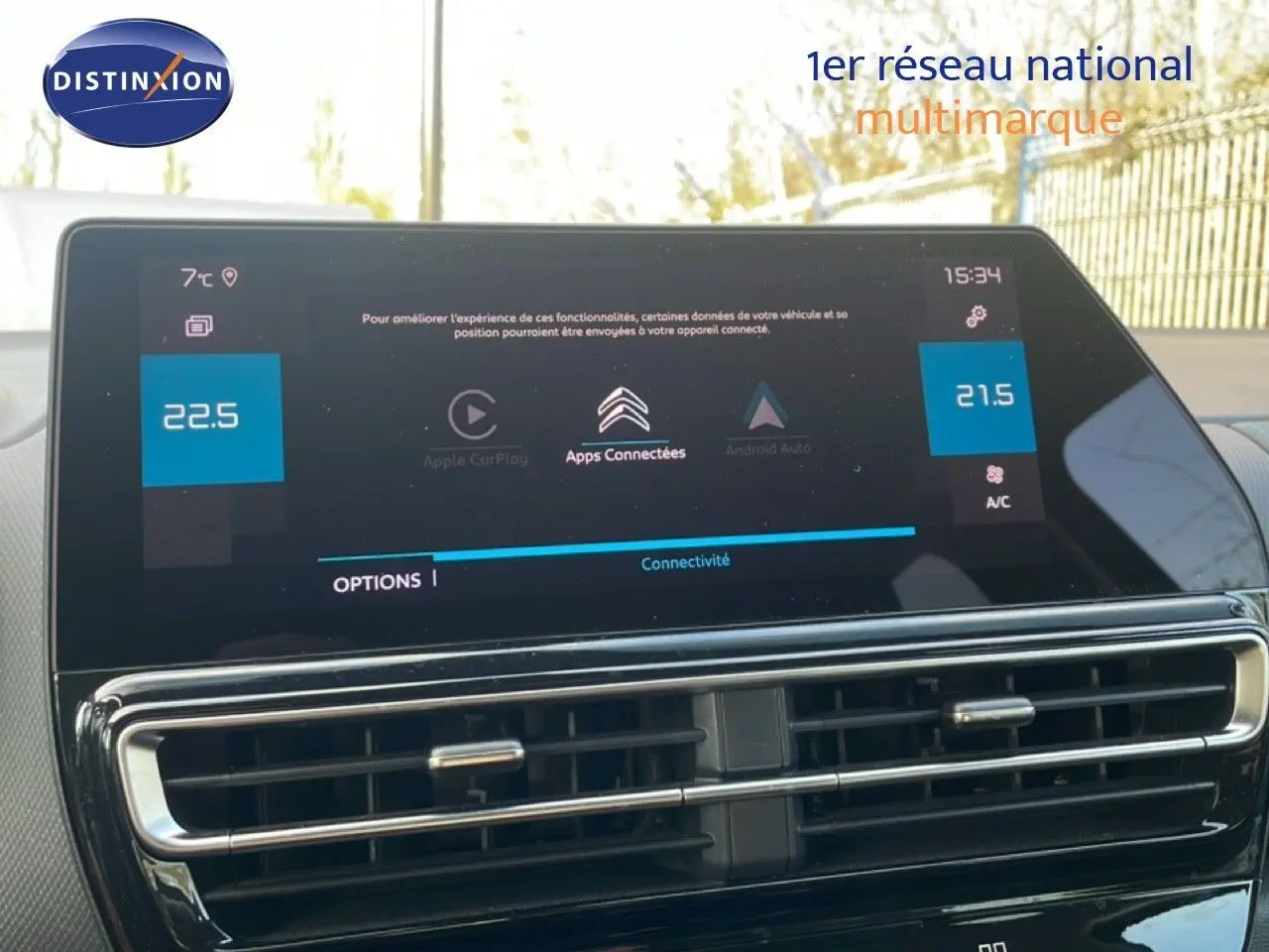 Vue rapprochée de l’écran tactile central du tableau de bord du Citroën C5 Aircross 2023, affichant les options connectées.