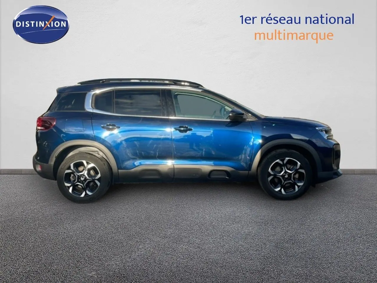 Profil droit d'un Citroën C5 Aircross 2023 bleu eclipse métal avec jantes bi-ton et toit noir.