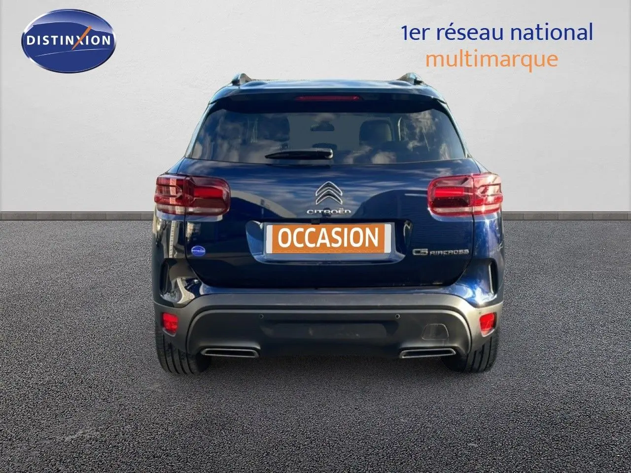 Vue arrière du Citroën C5 Aircross bleu Eclipse Métal avec feux LED et double sortie d'échappement visible.