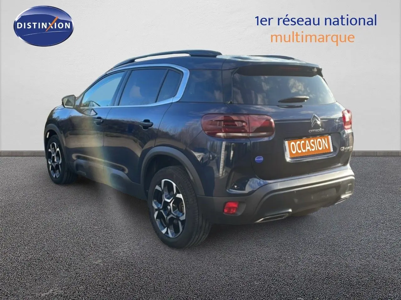 Vue 3/4 arrière droite d'un Citroën C5 Aircross bleu Eclipse Métal avec jantes bi-ton et toit noir.