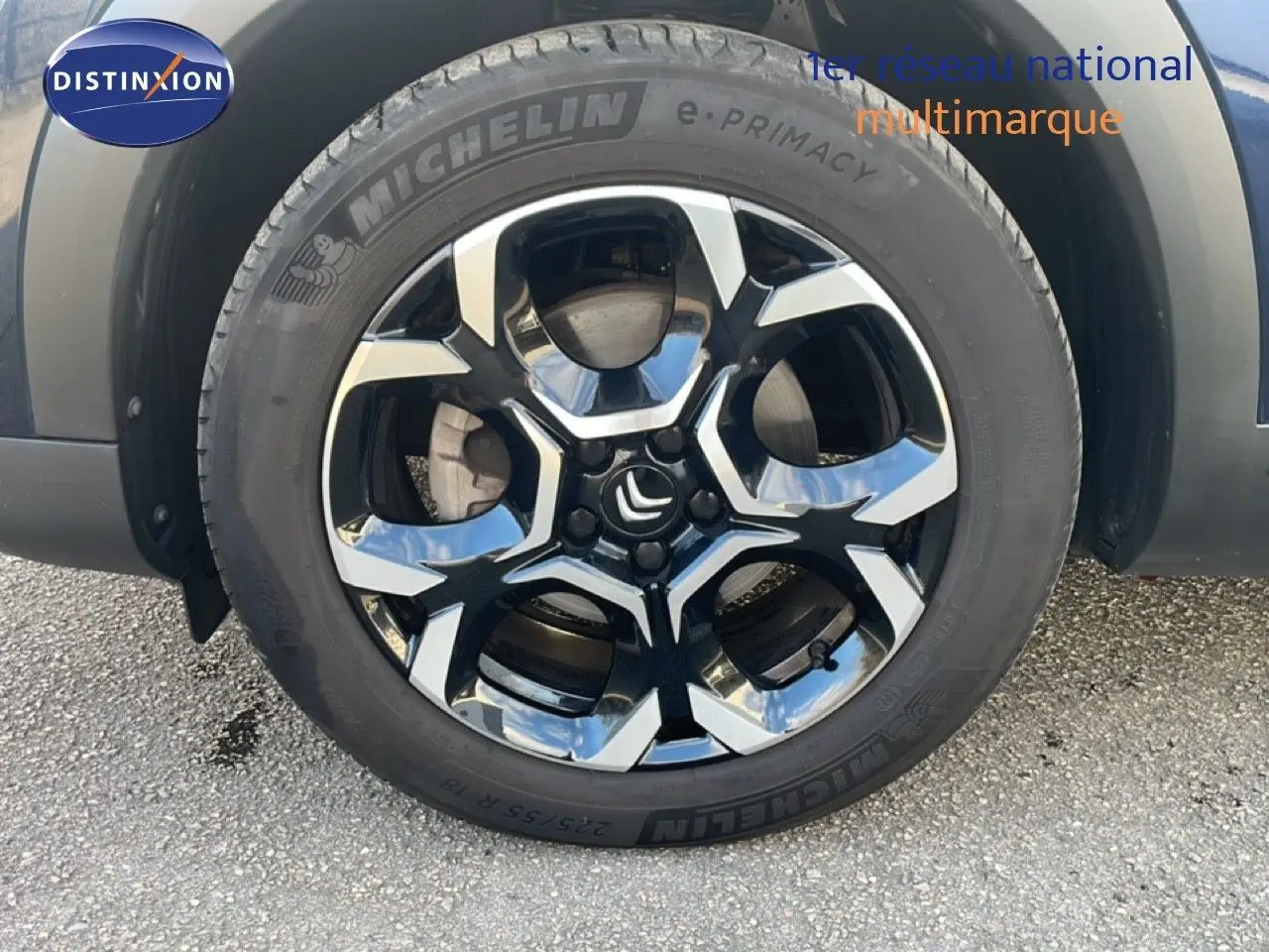 Gros plan sur la roue avant droite du Citroën C5 Aircross bleu Eclipse Metal avec jante alliage bicolore et pneu Michelin.