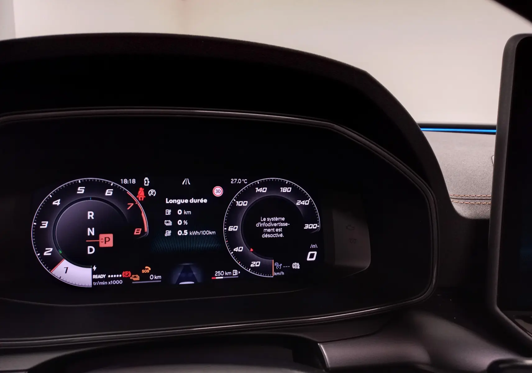 Tableau de bord numérique du CUPRA Formentor 1.5 EHybrid 2025, affichage des compteurs et informations de conduite.