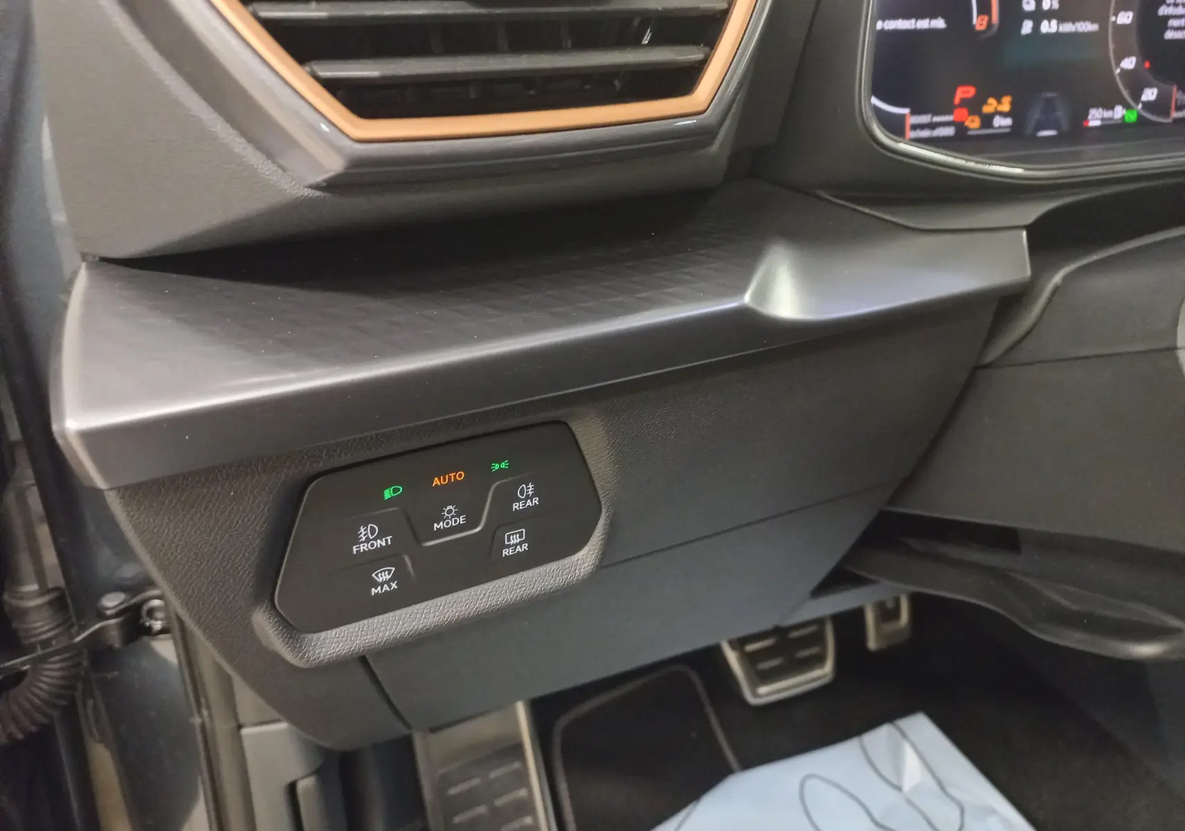 Vue rapprochée du tableau de bord côté gauche de la CUPRA Formentor 1.5 EHybrid 2025 avec commandes d'éclairage et finition noire.
