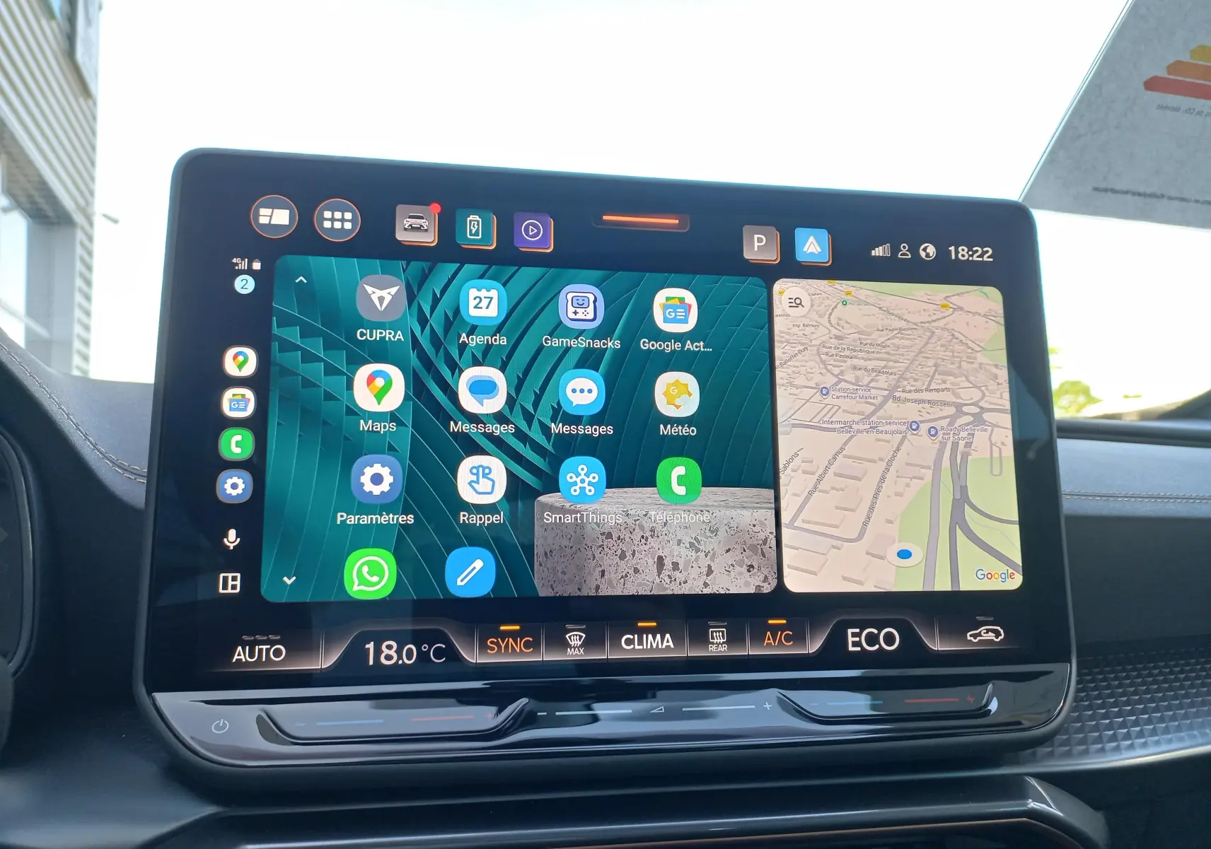 Écran tactile central du tableau de bord du CUPRA Formentor 1.5 EHybrid 2025 affichant navigation et applications.