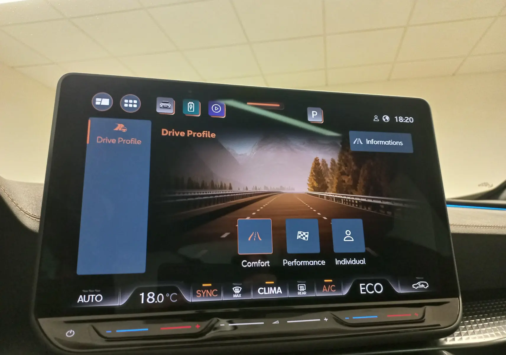 Écran tactile intérieur du CUPRA Formentor 1.5 EHybrid 2025 montrant les modes de conduite, avec finition gris magnétique.