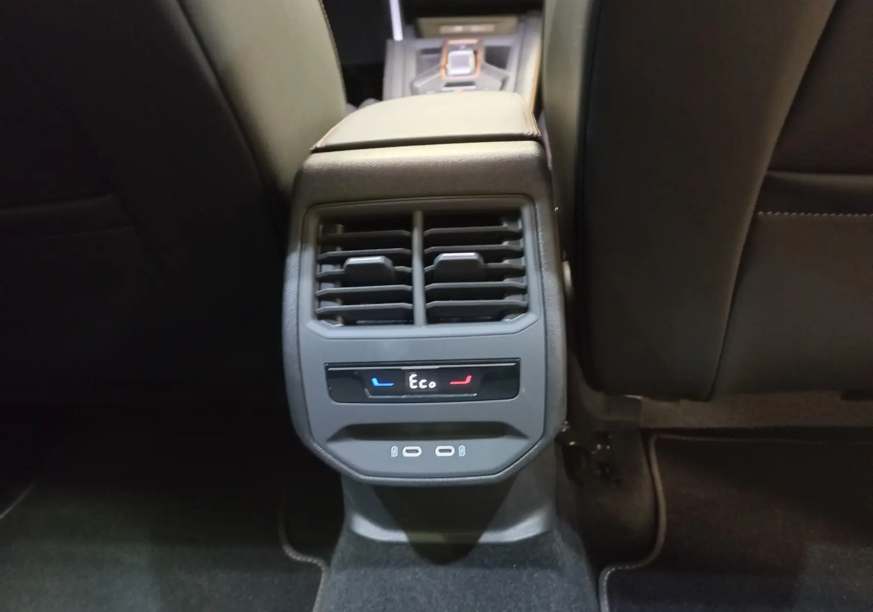 Vue rapprochée de la console arrière avec bouches d’aération, réglage de température Eco et ports USB du CUPRA Formentor 2025.