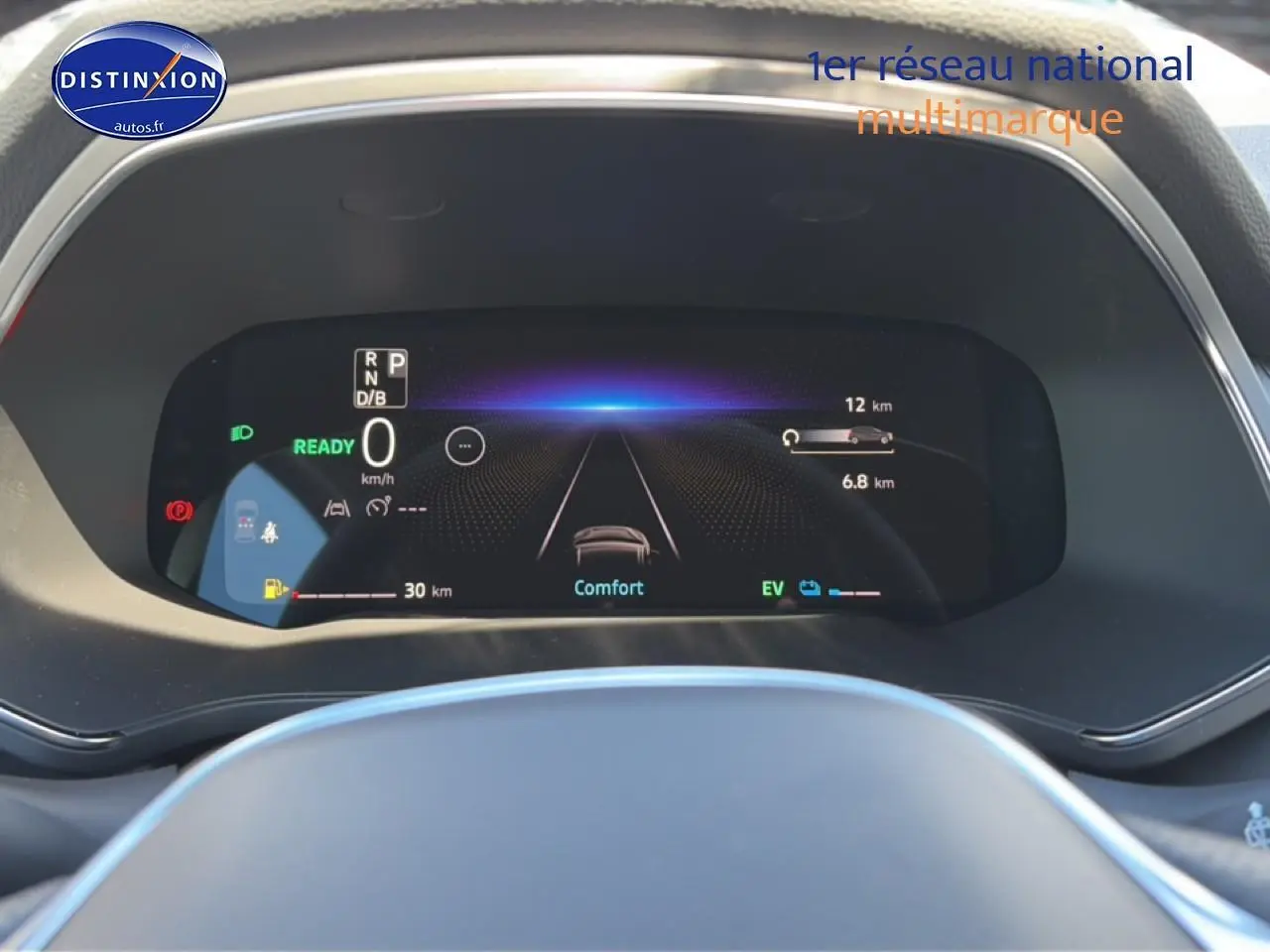 Vue rapprochée du tableau de bord numérique du Renault Captur 1.8 e-tech hybride affichant l'écran de conduite en mode confort.