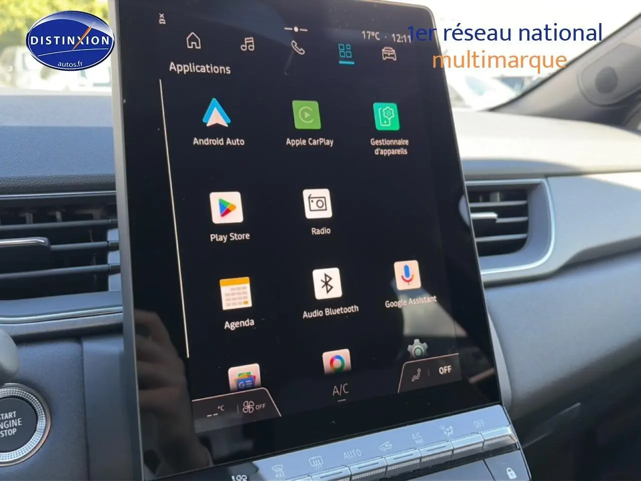 Vue intérieure centrée sur l’écran tactile du tableau de bord du Renault Captur 2026 rafale toit noir.
