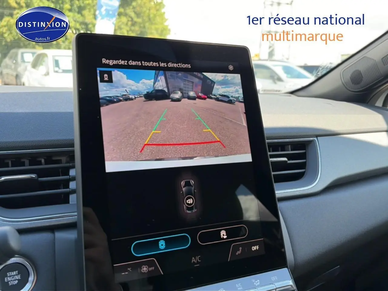 Vue intérieure du tableau de bord du Renault Captur 2026 avec écran tactile affichant la caméra de recul en marche.