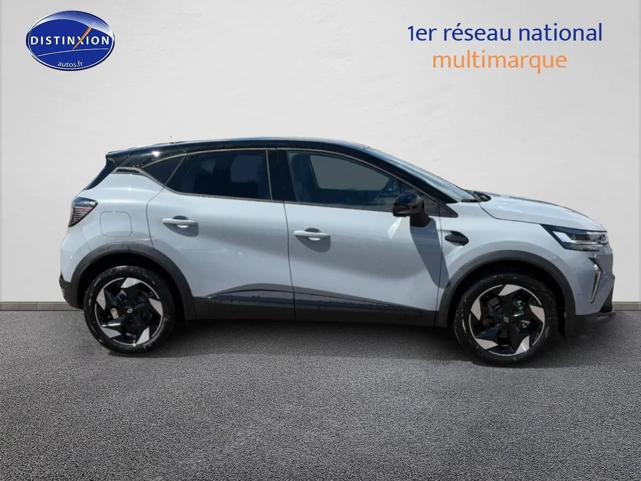 Profil droit du Renault Captur 2026 Rafale toit noir avec jantes alliage noires et vitres surteintées.