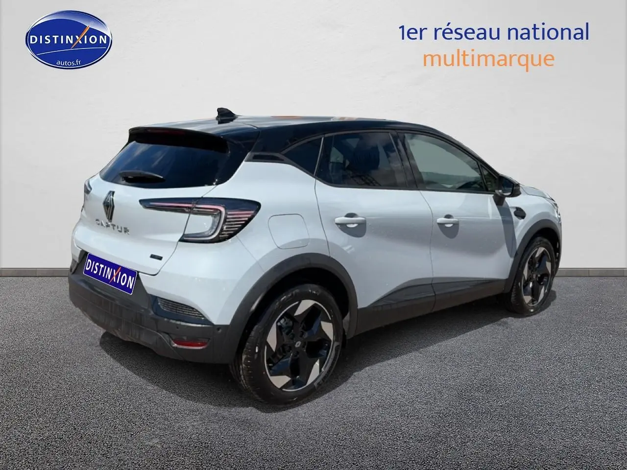 Renault Captur 2026 rafale toit noir, vue 3/4 arrière droit, feux LED et jantes alu distinctives.