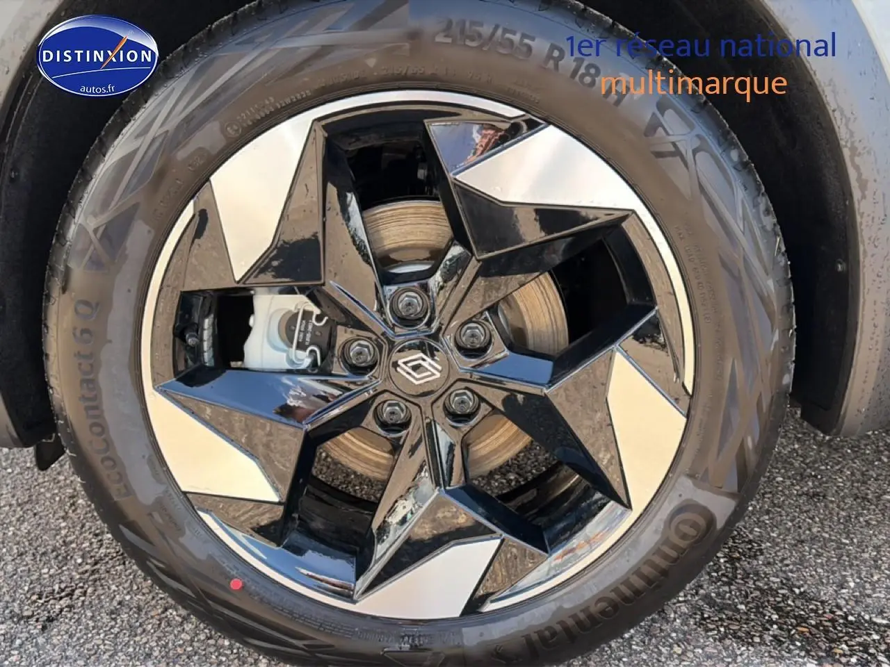 Gros plan sur la jante alu noire et argentée du côté gauche du Renault Captur 2026 Rafale toit noir.