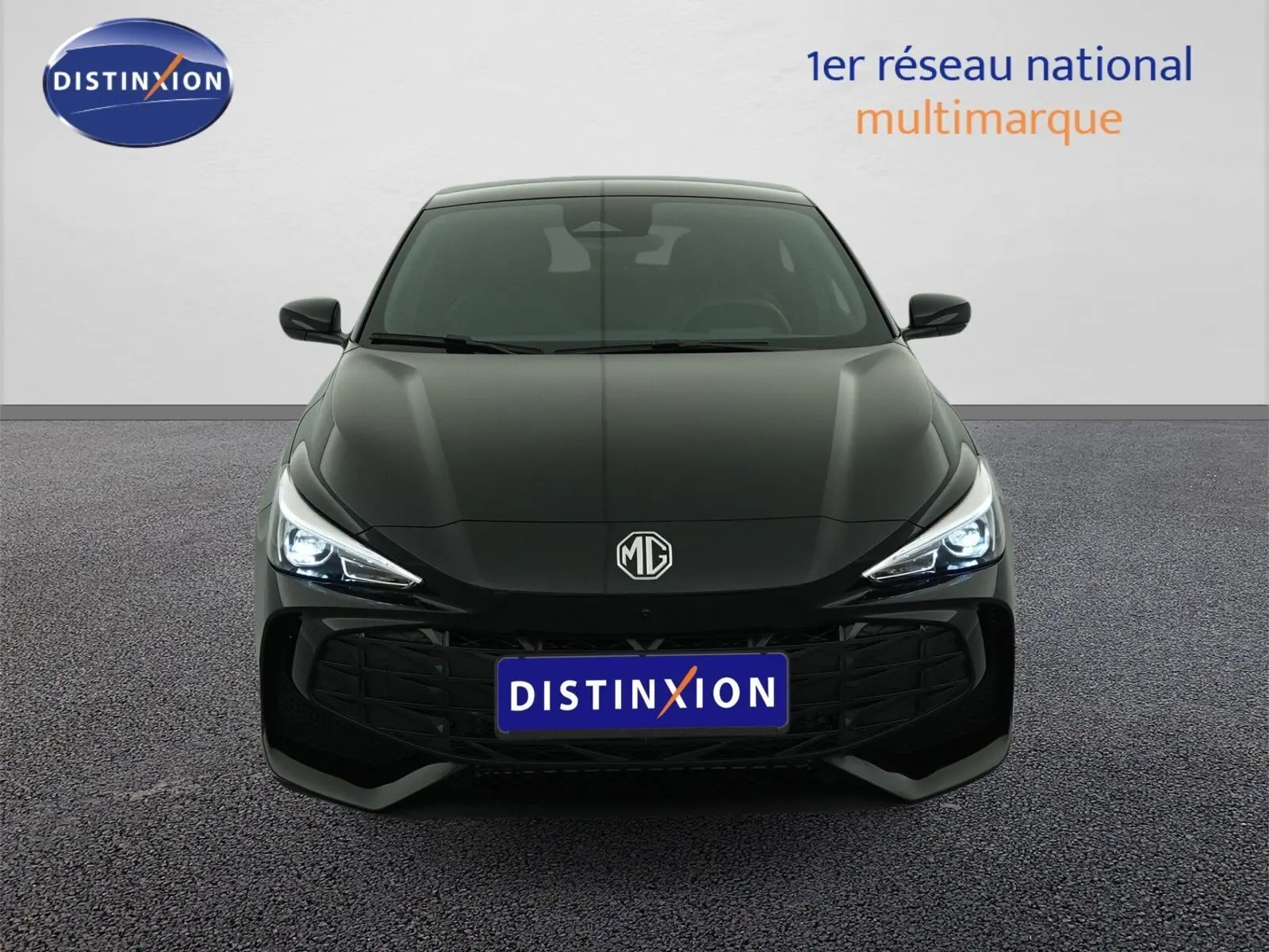 Vue frontale d'une MG3 1.5L HYBRID+ 195CH Luxury en Pebble Black Metal avec phares LED allumés.