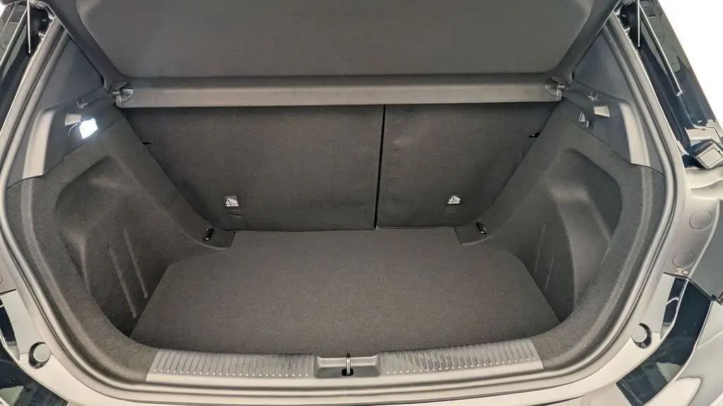 Vue intérieure du coffre ouvert de la MG3 1.5L HYBRID+ 195CH Luxury en Pebble Black Metal, montrant un espace de rangement propre et spacieux.