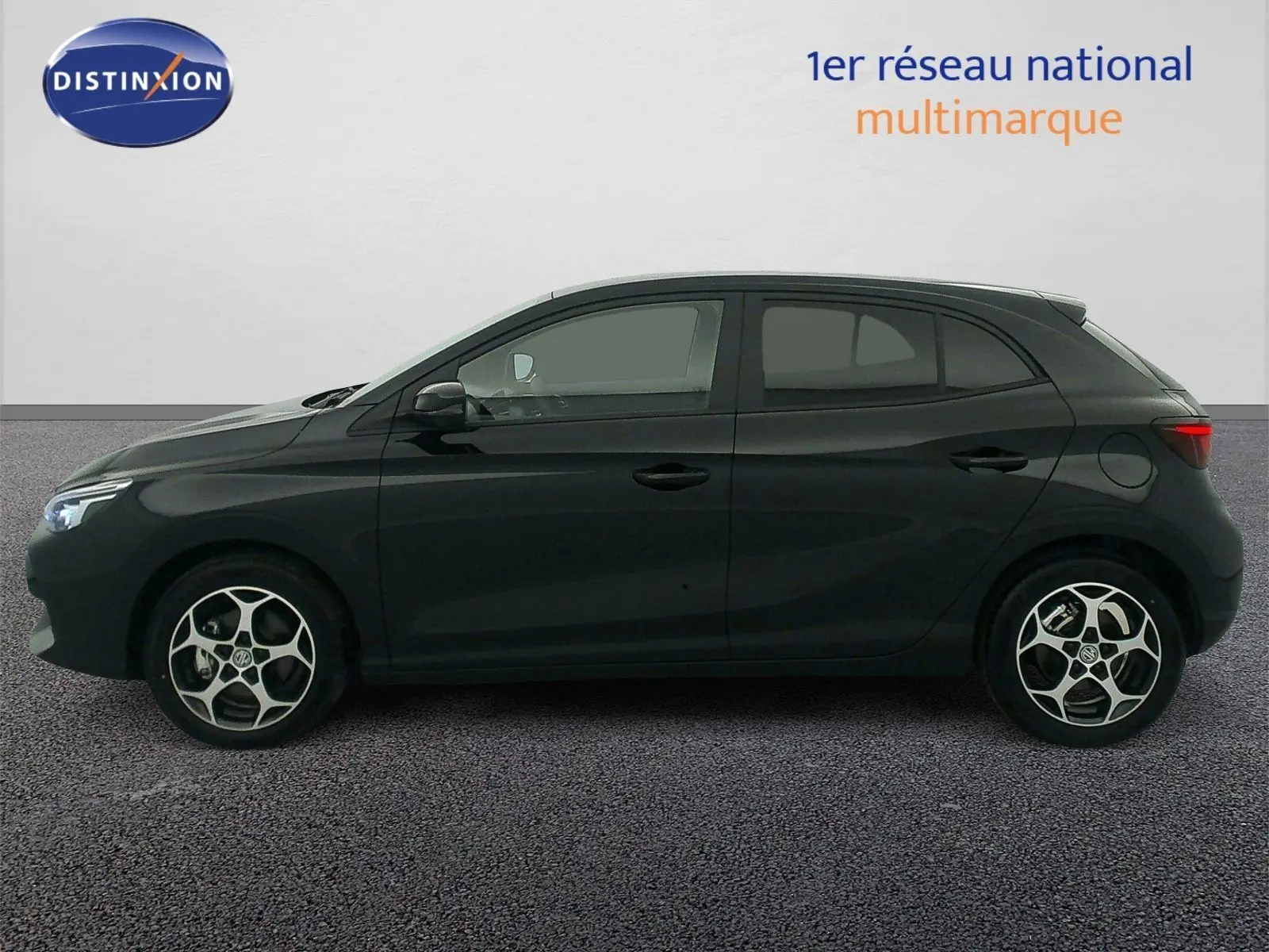 Vue de profil côté gauche d'une MG3 1.5L Hybrid+ 195ch Luxury en Pebble Black Metal avec jantes alliage distinctives.