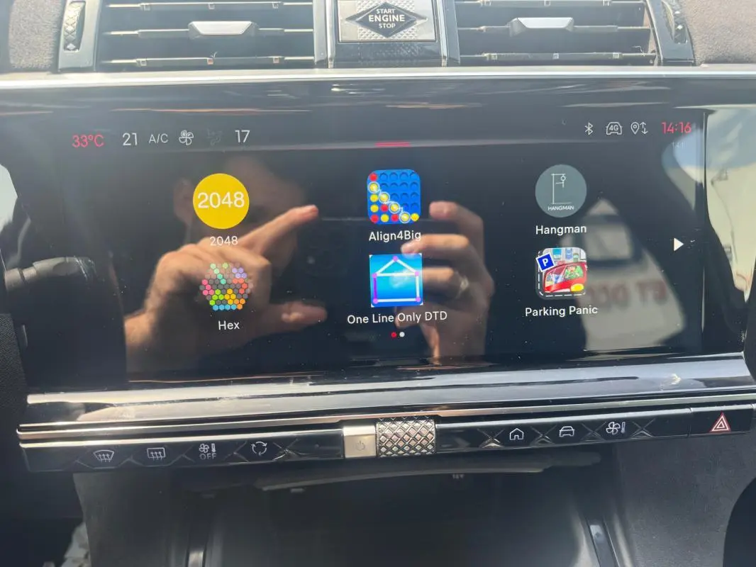 Écran tactile central du DS7 hybride 2024 affichant des applications, avec commandes climatisation et bouton démarrage visibles.