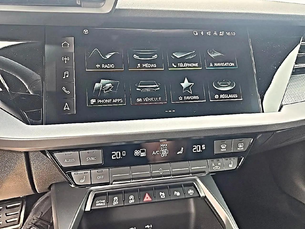 Vue rapprochée de la console centrale de l’Audi A3 Sportback 2026 avec écran tactile et commandes climatisation digitales.