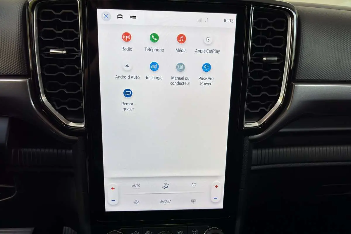 Écran tactile central vertical du Ford Ranger blanc glacier 2026, affichant les options multimédia et connectivité.