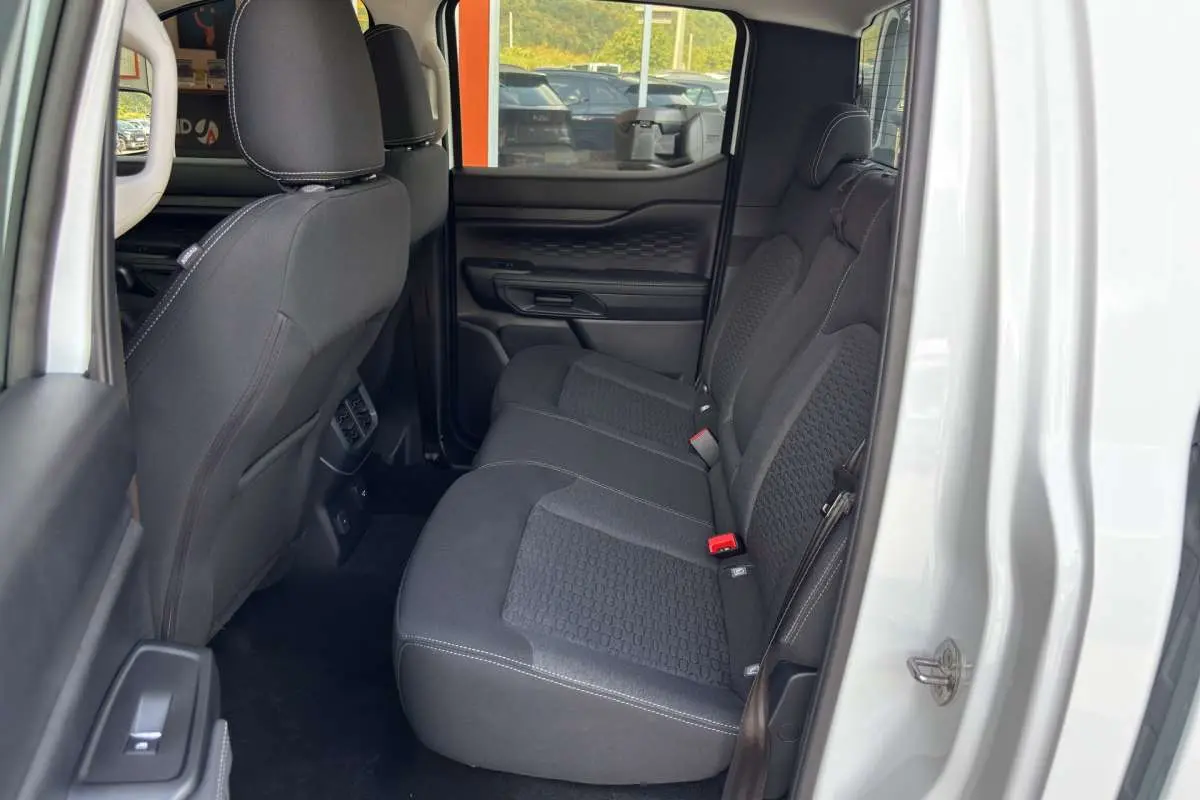Vue intérieure côté droit des sièges arrière en tissu noir du Ford Ranger blanc glacier 2026 double cabine.