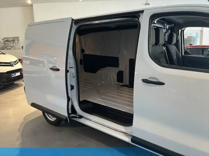 Vue latérale gauche d'un FIAT Scudo Fourgon blanc 2022 avec porte coulissante ouverte montrant l'espace de chargement vide.