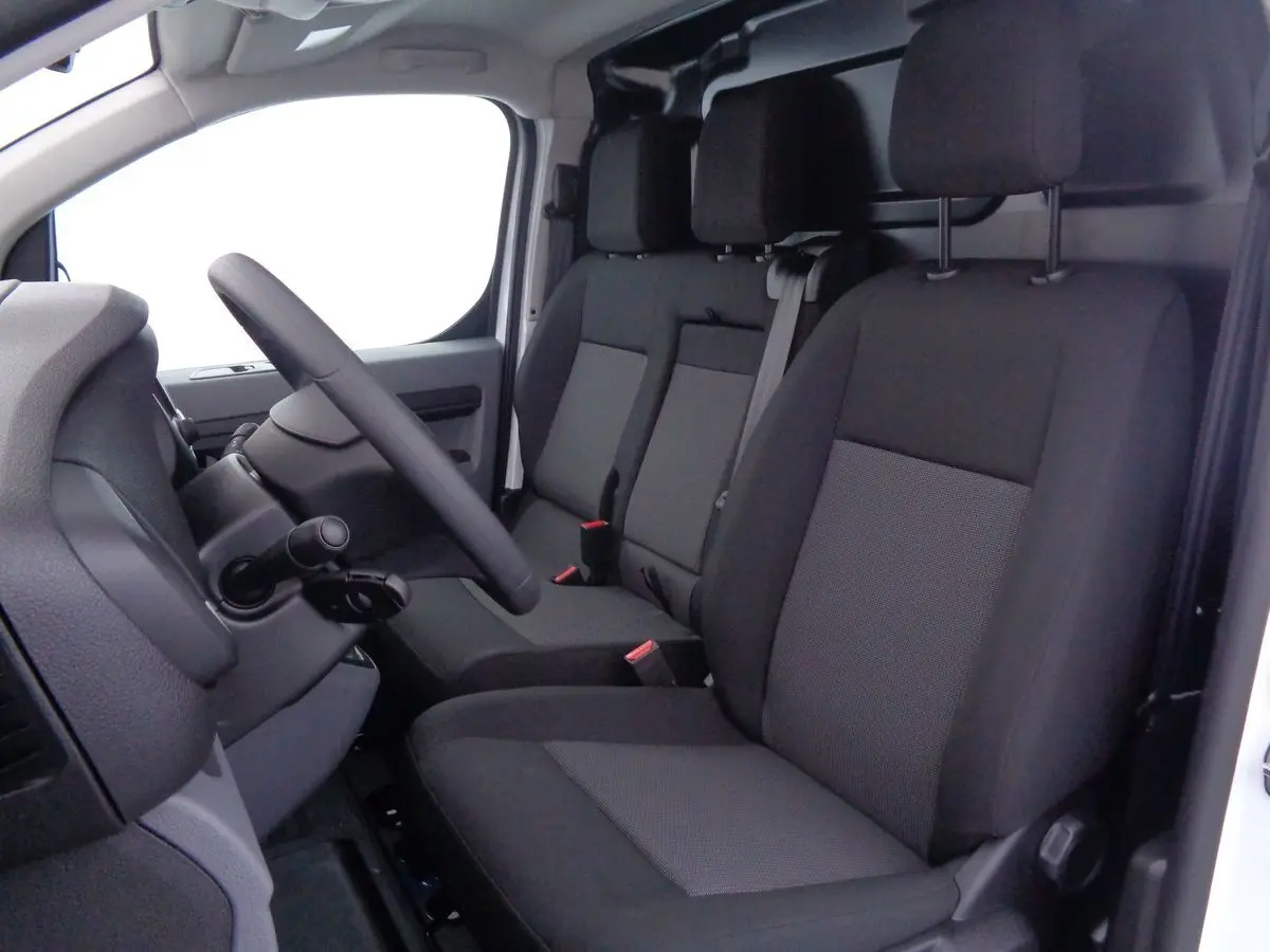 Intérieur du FIAT Scudo Fourgon blanc 2022, vue côté conducteur montrant les sièges noirs et le volant.