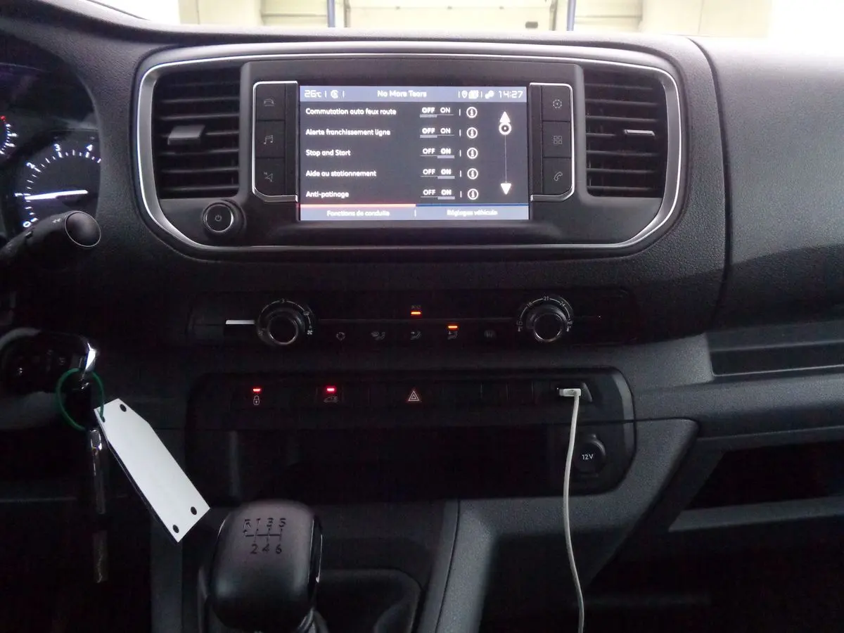 Tableau de bord du Fiat Scudo Fourgon 2022 avec écran tactile, commandes climatisation et levier de vitesses manuel.