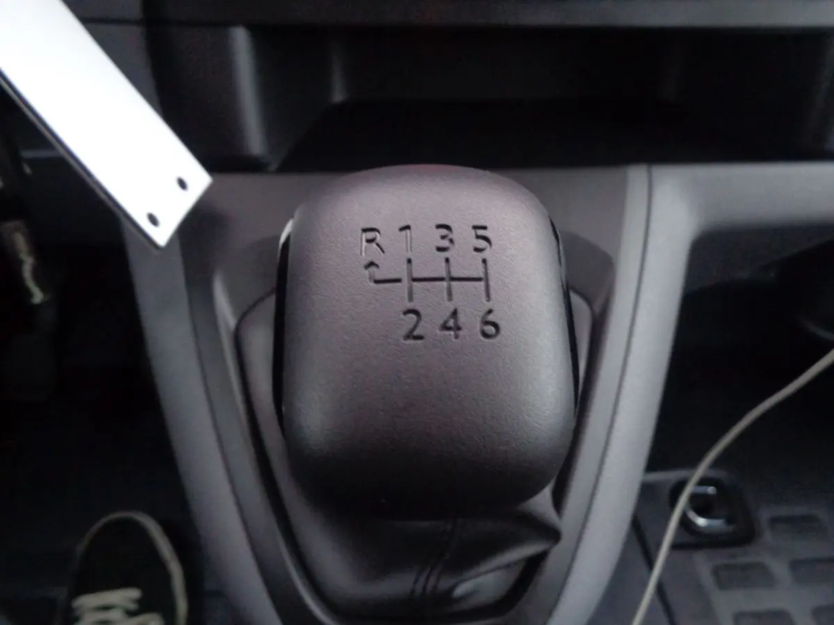 Le levier de vitesses manuel noir du Fiat Scudo Fourgon Long 2.0 MJT 145 CH Pro Lounge en gros plan.