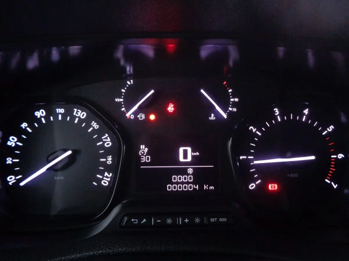 Tableau de bord éclairé du FIAT Scudo Fourgon blanc, affichant 0 km/h et 4 km au compteur, avec voyants allumés.