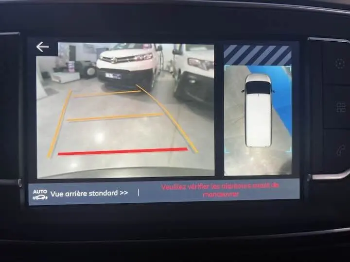 Vue caméra de recul montrant l'arrière blanc du FIAT Scudo Fourgon Long 2.0 MJT dans un garage avec marquages au sol.