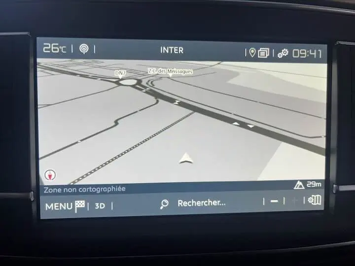 Écran de navigation GPS intérieur du Fiat Scudo Fourgon blanc, affichant une carte en 3D sans zone cartographiée visible