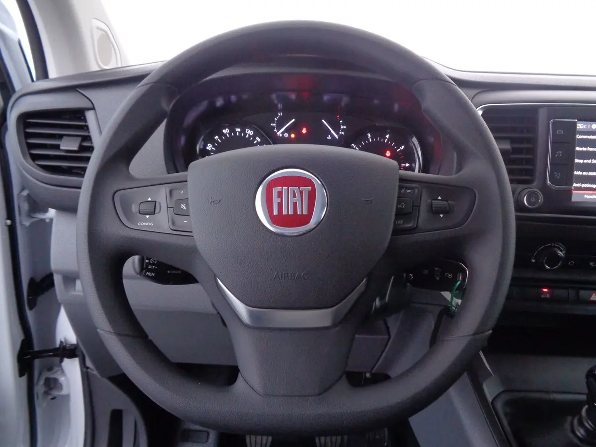 Vue rapprochée du volant noir avec logo FIAT rouge du fourgon blanc FIAT Scudo Long 2.0 MJT 145 CH Pro Lounge 2022.