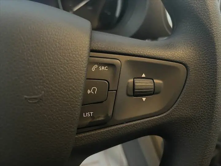 Gros plan sur les commandes au volant du FIAT Scudo Fourgon blanc, mettant en valeur les boutons SRC et LIST.