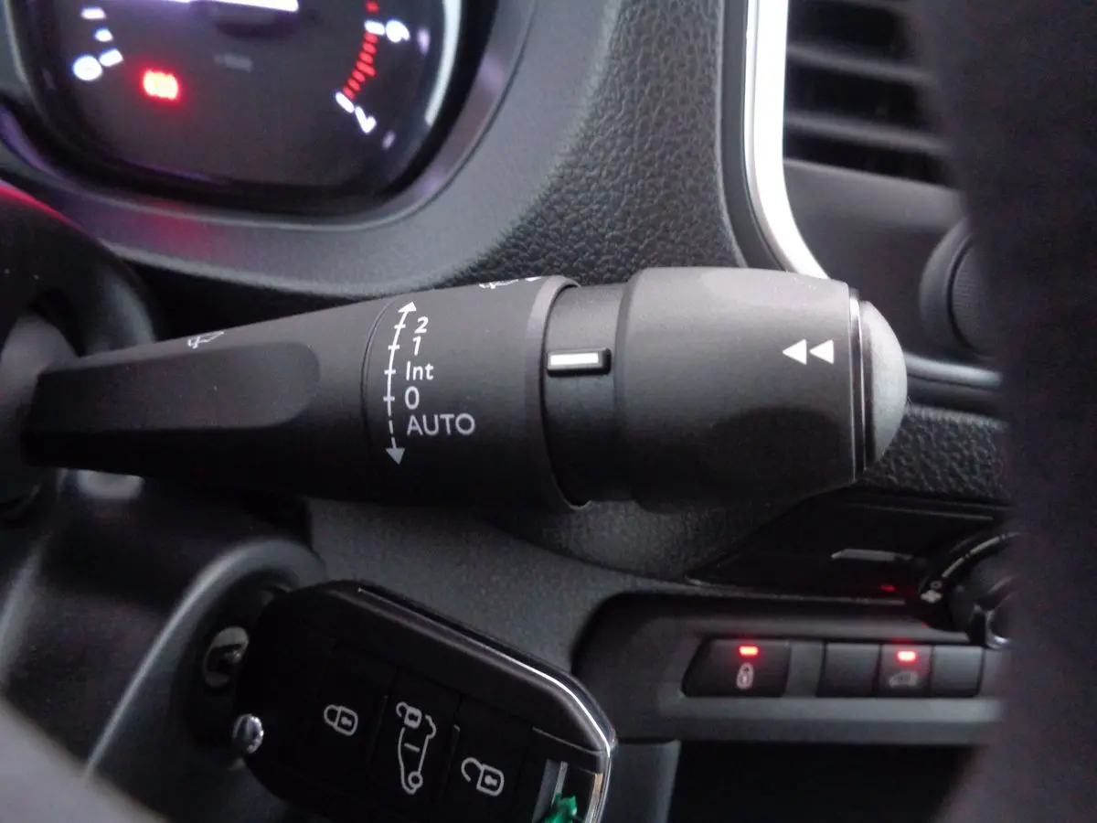 Gros plan sur la commande d’essuie-glace et le tableau de bord du FIAT Scudo Fourgon blanc, version 2022.