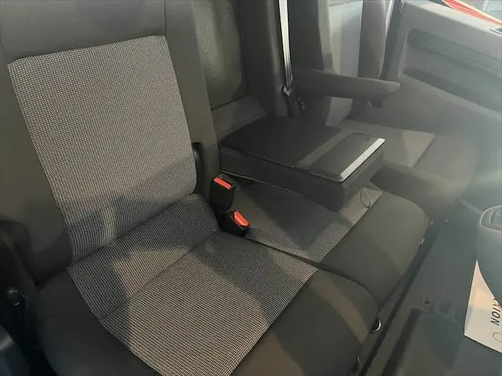 Vue intérieure des sièges avant gris et noir du FIAT Scudo Fourgon Long 2.0 MJT 145 CH Pro Lounge de 2022.