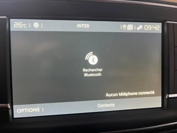 Écran tactile du système multimédia du Fiat Scudo Fourgon blanc, affichant la recherche Bluetooth à 09h42