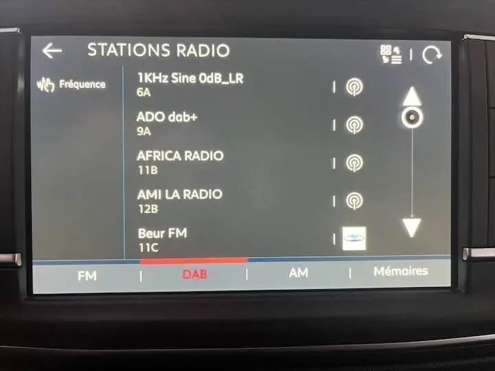 Écran tactile du système multimédia du Fiat Scudo Fourgon blanc, affichant la liste des stations radio DAB en intérieur.