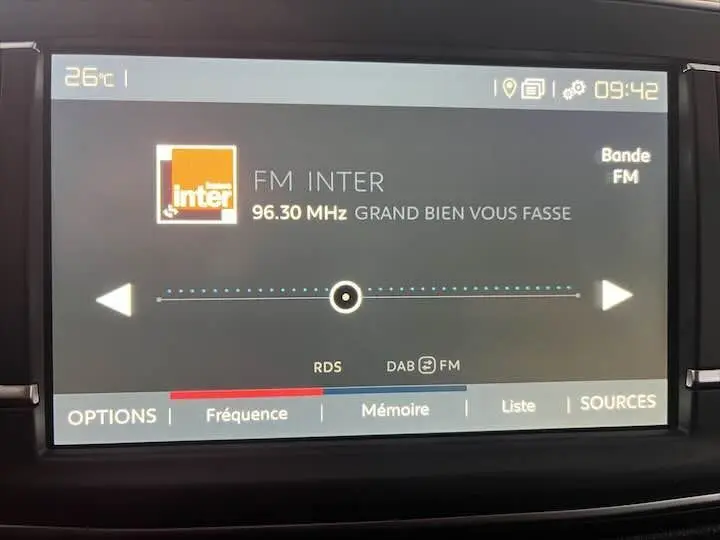 Écran tactile du tableau de bord du Fiat Scudo Fourgon blanc, affichant la radio FM à 96,30 MHz.