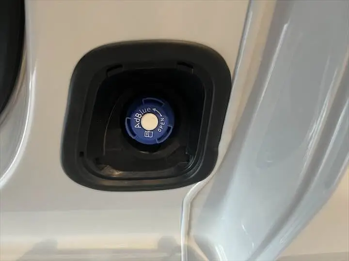 Gros plan sur le bouchon AdBlue bleu du réservoir d'un FIAT Scudo Fourgon blanc, version 2022.