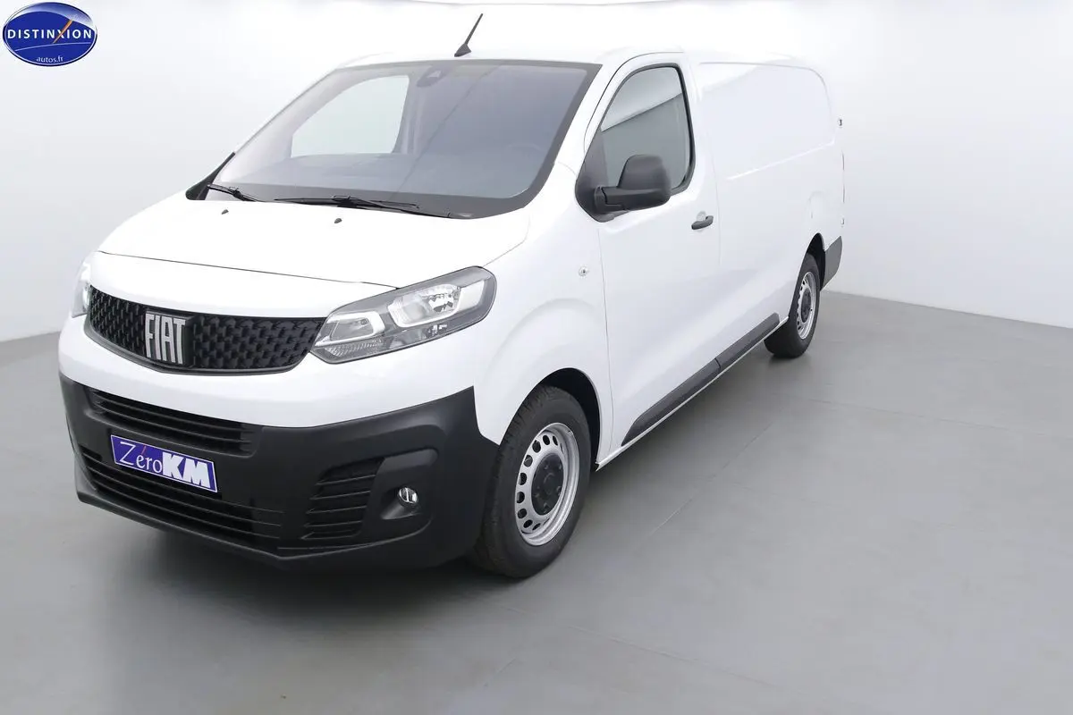 Fourgon blanc Fiat Scudo Long 2.0 MJT vu en 3/4 avant droit, avec calandre noire et pare-chocs avant noir.